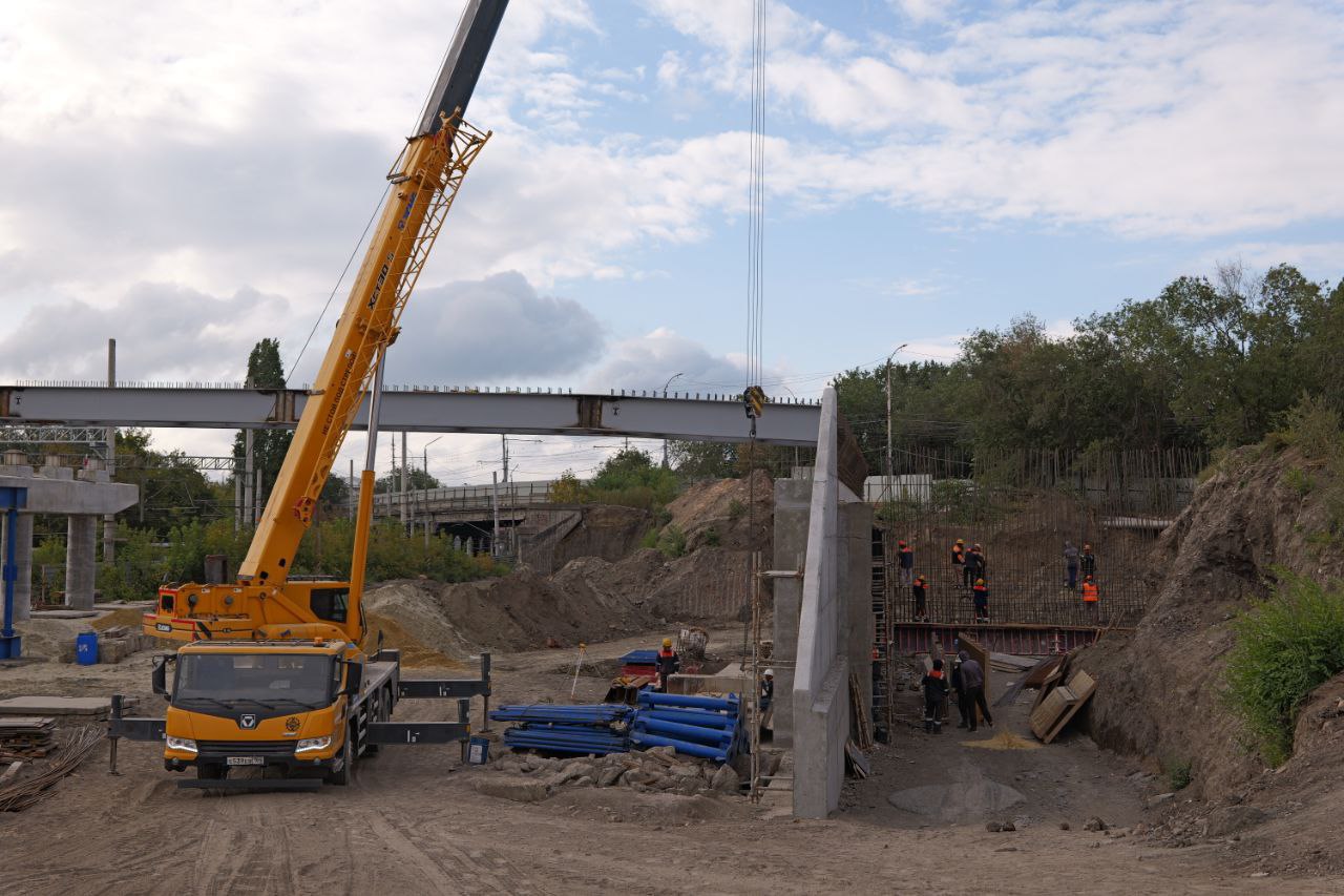 Движение по путепровод на Стрелке откроют до конца 2025 года